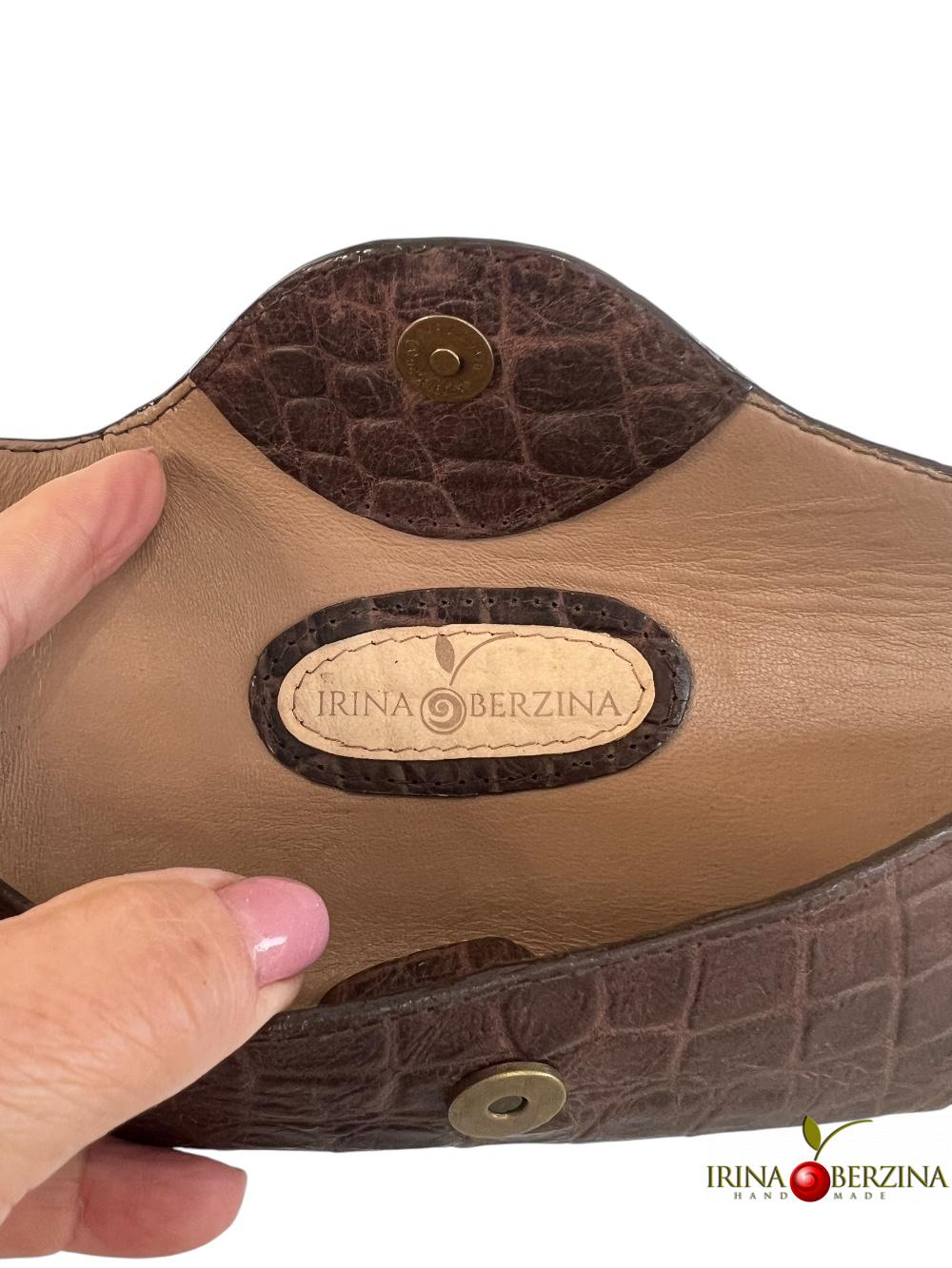 ФМ-44 - Футляр из кожи для очков. Коричневый крокодил, тиснение. Фото Ирины Берзиной